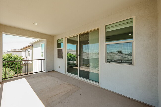 Building Photo - Beautiful 5bedrooms-2Baths Modern Style Home!