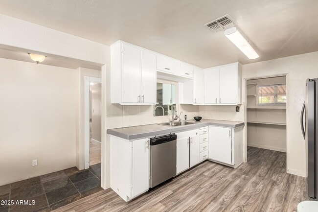 Building Photo - 809 N Gilbert Ave