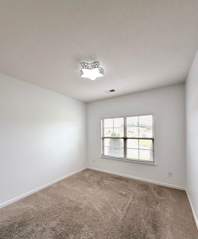 Building Photo - 280 Lilly Dr
