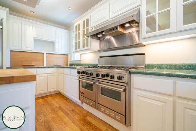 Building Photo - Spectacular Hill Top Home W/ Expansive Vie...