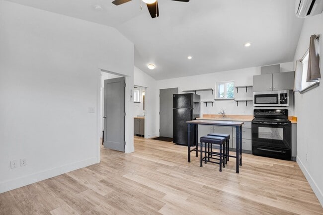 Building Photo - Modern One-Bedroom Above-Garage Apartment in Central Missoula