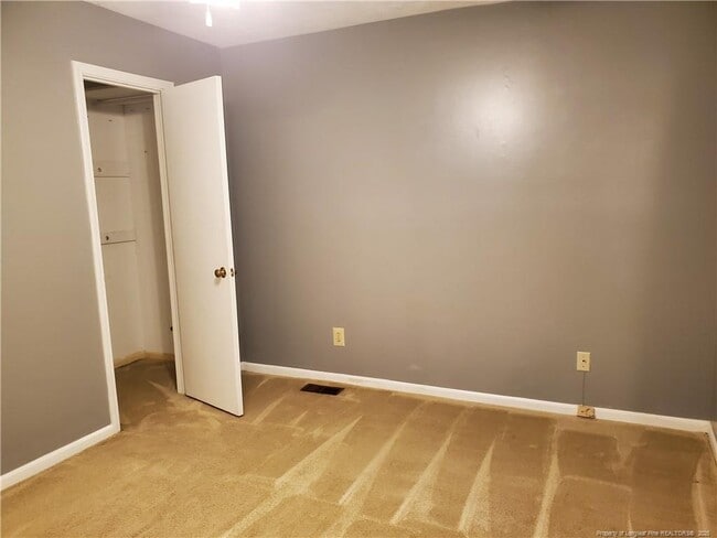 Building Photo - 3264 Glenmore Dr