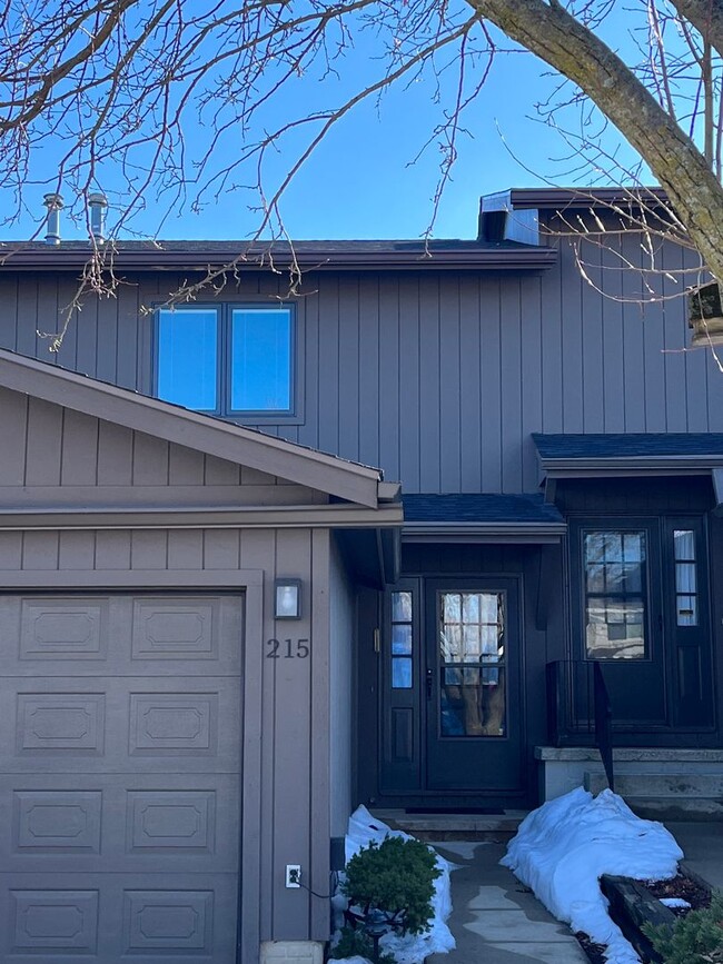 Primary Photo - Spacious 2 bedroom condo!