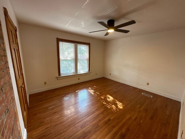 Building Photo - Highland 1557-1559 1557HSLLC