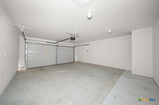 Building Photo - 5301 Primavera Ln