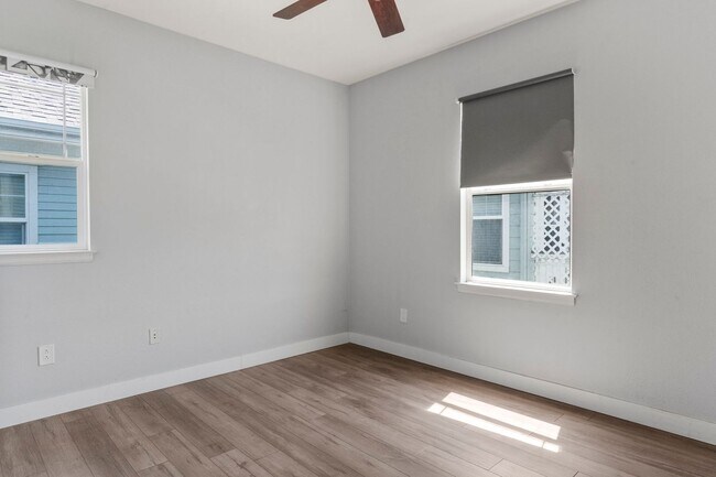 Building Photo - Updated Central Park Condo for Lease