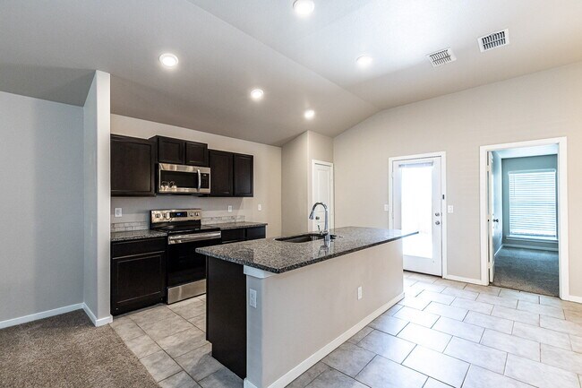 Building Photo - Newer 3/2/2 Home in Bell Farms!