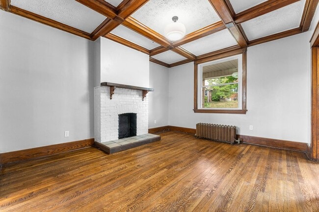 Building Photo - Beautiful 5 Bedroom, 2 Bathroom in Mt.Lebanon- Original Hardwood Floors and Garage