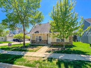 Building Photo - 3 Bedroom, 2.5 Bath End Unit Townhome in Urbandale