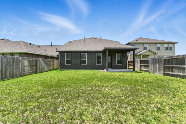 Building Photo - Spacious Home with Resort-Style Amenities