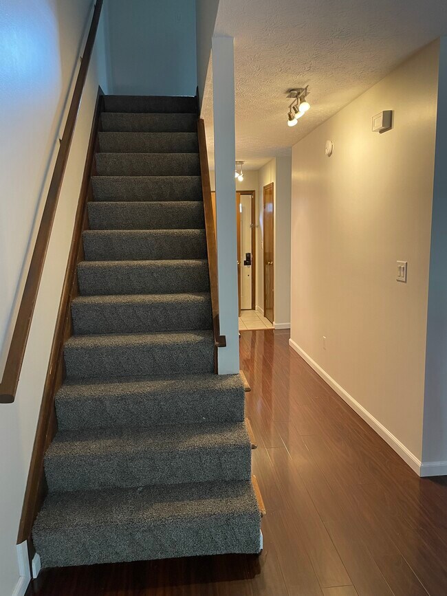 Building Photo - 3240 Brookview Way