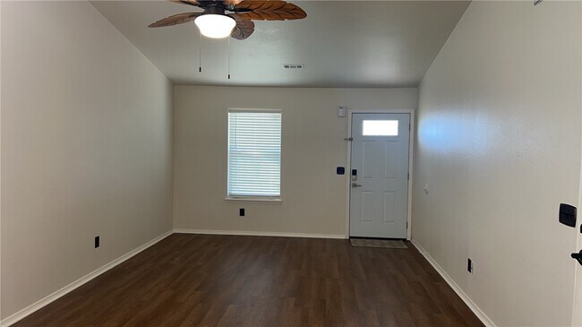 Building Photo - 1209 W Bishop Dr