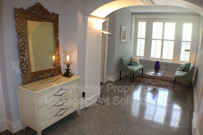 Building Photo - 100 W Village Dr