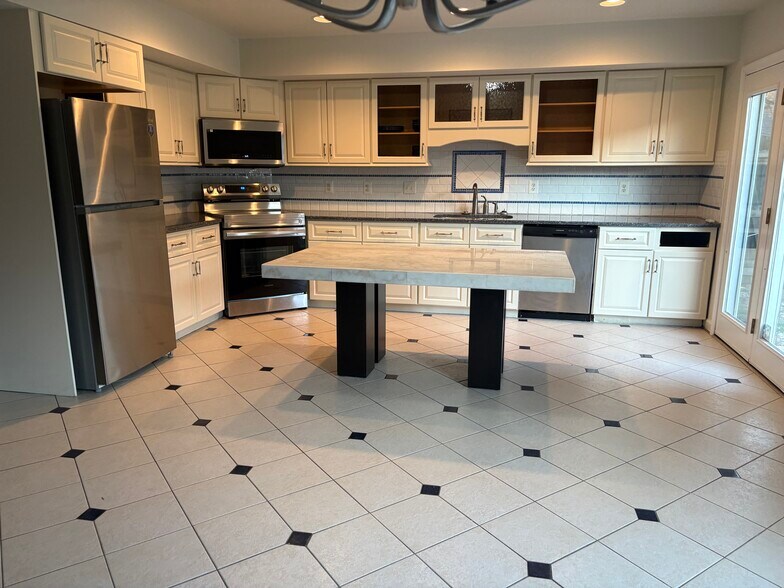 Kitchen - 548 Quince Ct