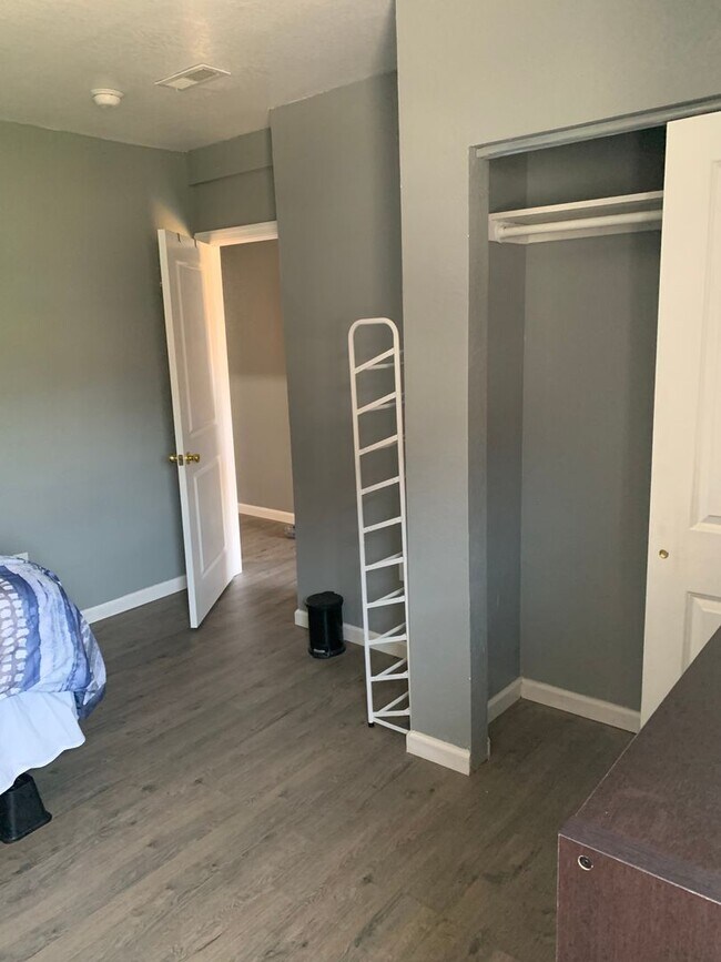 Building Photo - 903 E Carson St