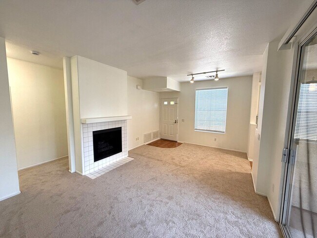 Building Photo - Spacious 2 Bedroom Condo in Sabre Springs!...