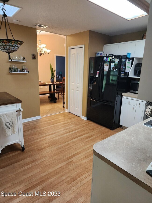 Building Photo - 890 Spirea Dr