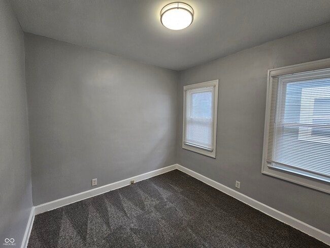 Building Photo - 3923 N Kenwood Ave