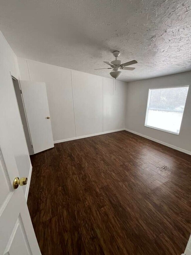 Building Photo - Large 4 bedroom 2 bathroom mobile home