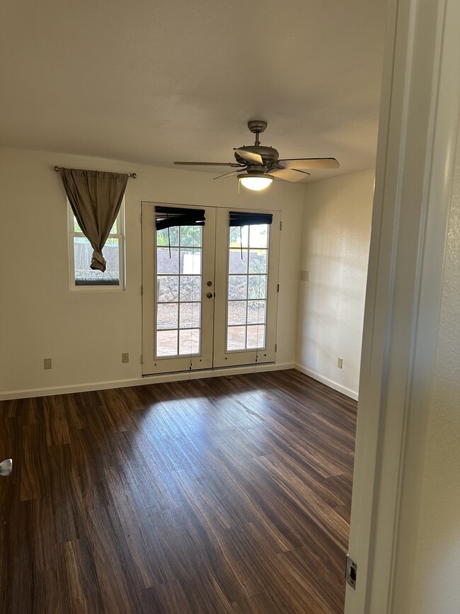 Room with door to the patio - 1876 Palamoi St