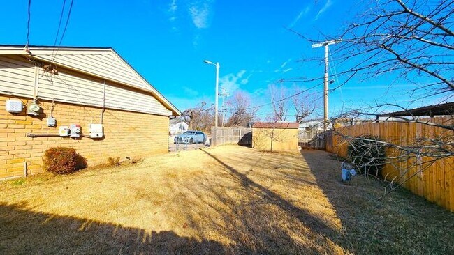 Building Photo - Beautiful 3 Bed 2 Bath Corner Lot