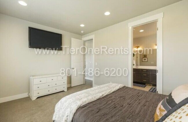 Building Photo - NO DEPOSIT option available for qualified ...