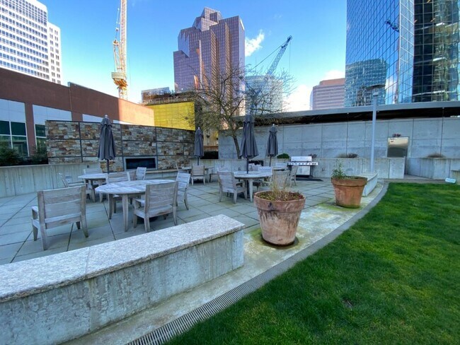 Building Photo - 1Bd/1.5BA Bellevue Condo