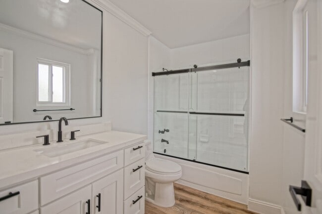 Building Photo - Beautifully Remodeled, Detached Front Town...