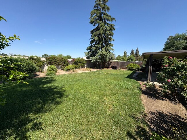 Building Photo - Beautiful Home with solar Rent Ready!