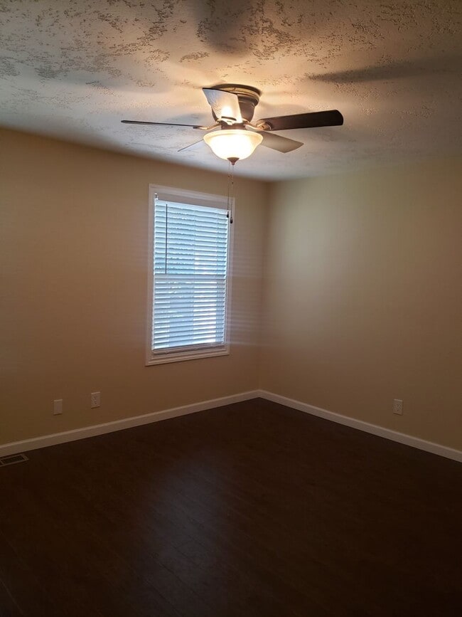 Building Photo - Cute 2 bedroom 1.5 bath Condo in Ashland!!