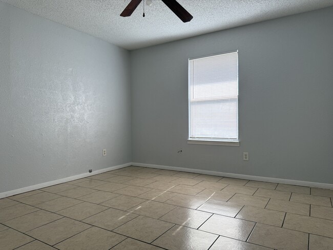 Building Photo - 2102 Spicewood Dr