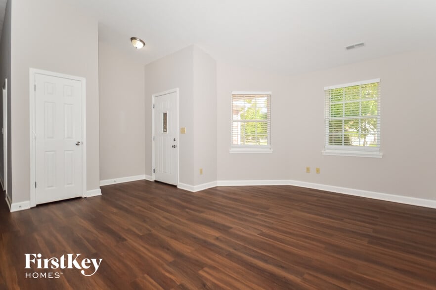 Building Photo - 1050 Oak Leaf Rd