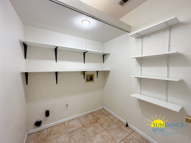 Building Photo - Adorable 2 Bedroom with New Flooring in FWB!