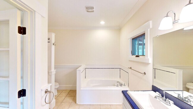Building Photo - 2320 Chesterfield Ave