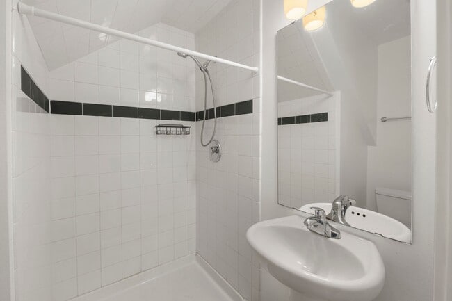 Building Photo - West Seattle - Large Bright 2 Bedroom 1.75 bath Delridge Townhouse