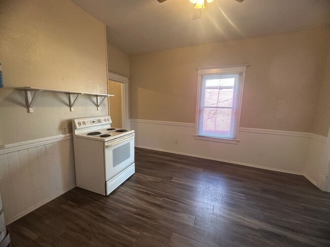 Building Photo - Updated 2 Bedroom with Office and Yard in the Heart of Midtown