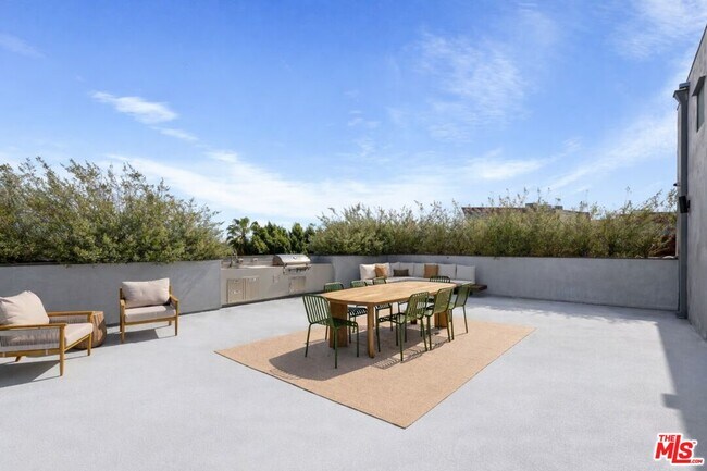 Building Photo - 829 Larrabee St