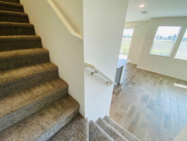 Building Photo - $2,395 Alluvial & Fowler, 3 Bedroom Home -...