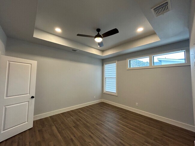 Building Photo - 2BED / 1BATH Condo/Townhome For Lease! Available NOW!