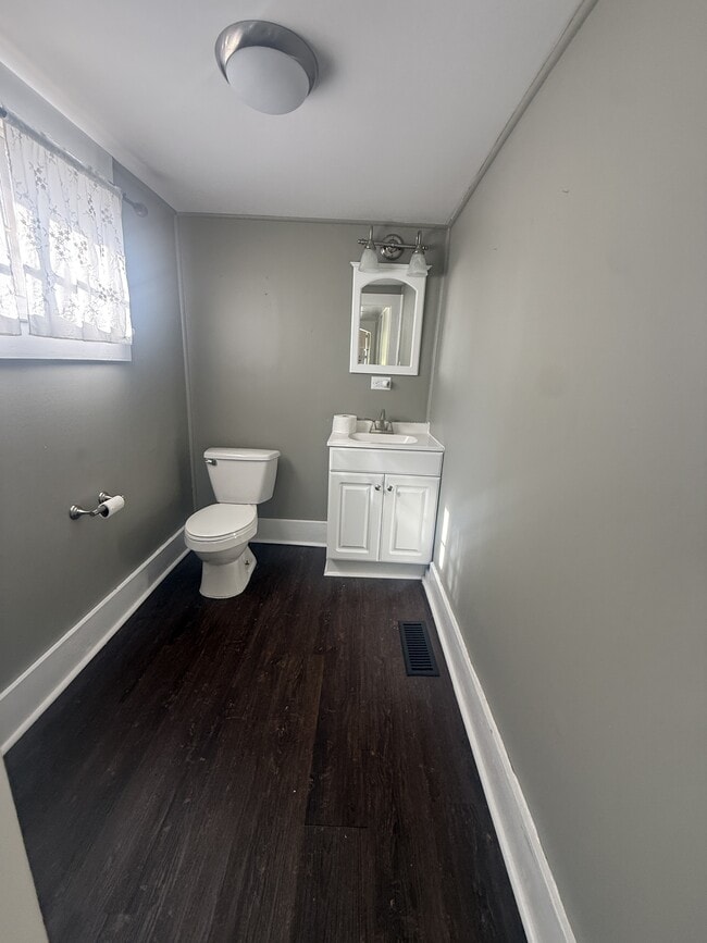 Building Photo - 303 W Parrish Dr