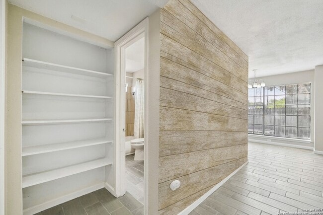Building Photo - 10609 Starcrest Dr