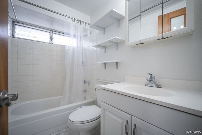 Building Photo - BEAUTIFULLY UPGRADED 1BR/1BA/1PKG WITH WRA...