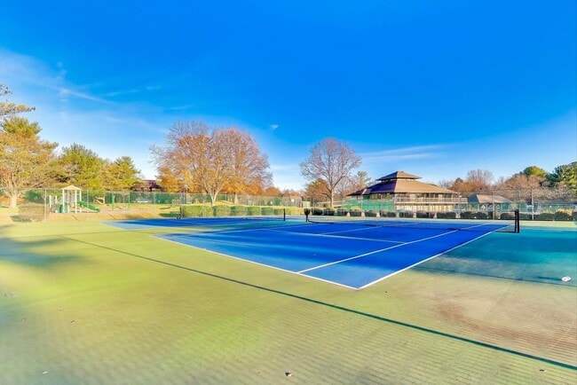 Building Photo - Clean & Fresh 2 + 2 close to METRO!