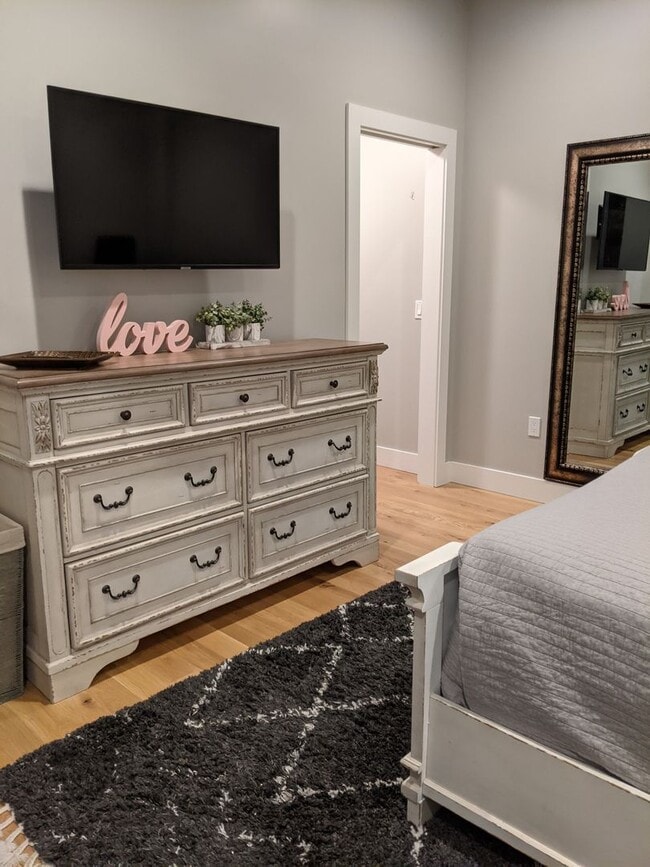 Building Photo - Upscale Fully and Comfortably Furnished , downtown condo ready now (can be rented short term)