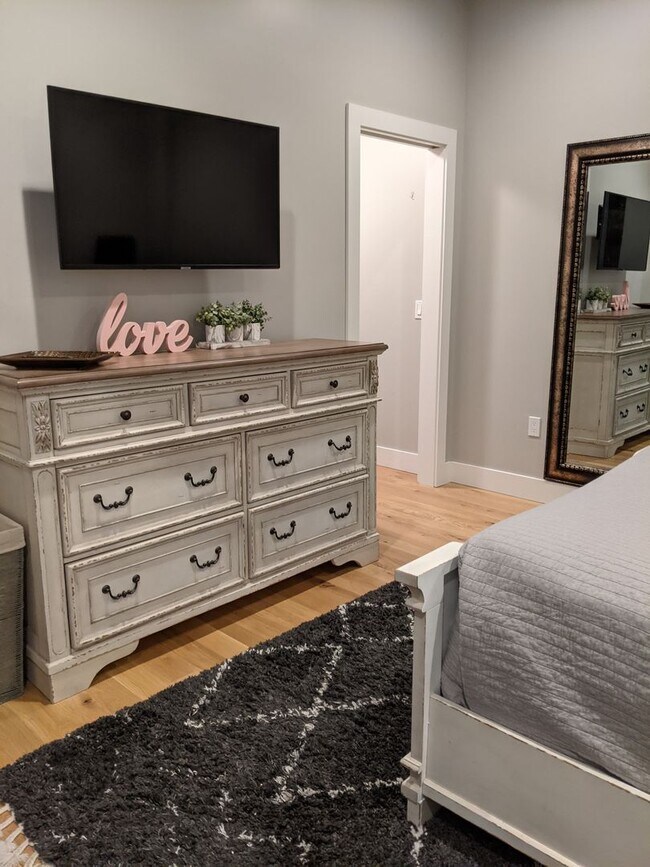 Building Photo - Upscale fully furnished downtown condo rea...