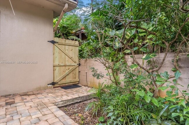 Building Photo - 613 NE 17th Terrace