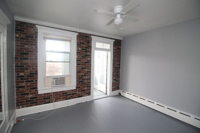 Building Photo - 2026/2027 JHU Off-campus Large 5bd/2.5ba home w/ Parking Spot! Available 6/9/26