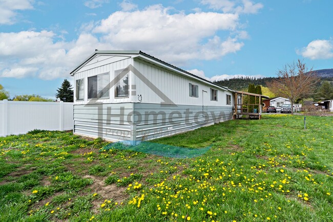 Building Photo - 2 Bedroom 2 Bath Home with Off-Street Park...