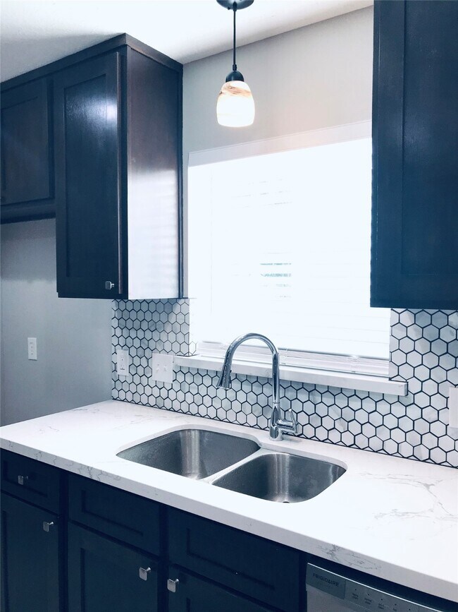 Building Photo - 3110 Springhill Dr