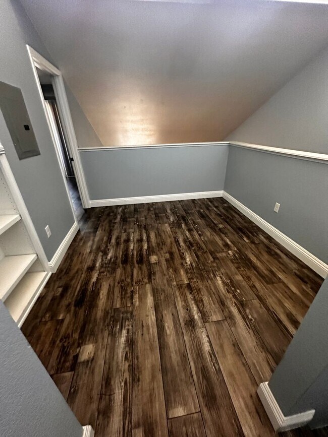 Building Photo - 3 Bedroom 1.5 Bathroom Condominium For Rent